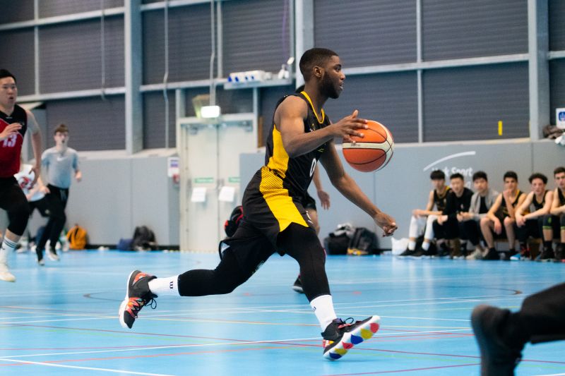 组图：湖人胜独行侠 东契奇欧文相互致意.